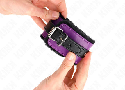 KINK - PREMIUM PELZGEFÜTTERTE HANDGELENKFESSELN SCHWARZ MIT LILA / SCHWARZER GÜRTEL VERSTELLBAR 17-29 CM X 6 CM
