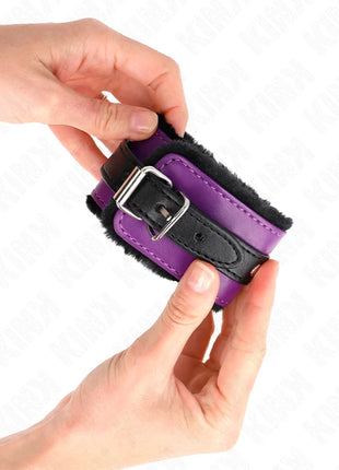KINK - PREMIUM PELZGEFÜTTERTE HANDGELENKFESSELN SCHWARZ MIT LILA / SCHWARZER GÜRTEL VERSTELLBAR 17-29 CM X 6 CM