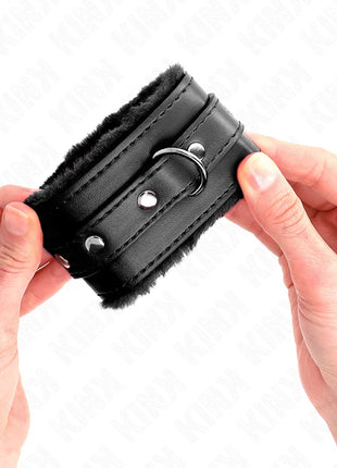 KINK - PREMIUM PELZGEFÜTTERTE HANDGELENKFESSELN SCHWARZ MIT SCHWARZEM GÜRTEL VERSTELLBAR 17-29 CM X 6 CM