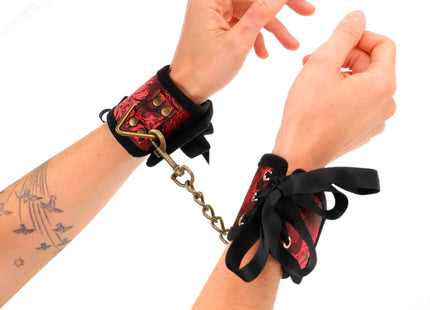 KINK - SCANDAL HANDGELENKSFESSELN ROT-SCHWARZE SPITZENDETAILS 24,5 CM X 6,5 CM