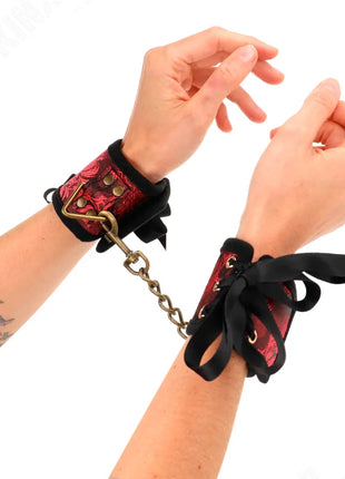 KINK - SCANDAL HANDGELENKSFESSELN ROT-SCHWARZE SPITZENDETAILS 24,5 CM X 6,5 CM
