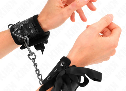 KINK - SCANDAL HANDGELENKSFESSELN SCHWARZE SPITZENDETAILS 24,5 CM X 6,5 CM