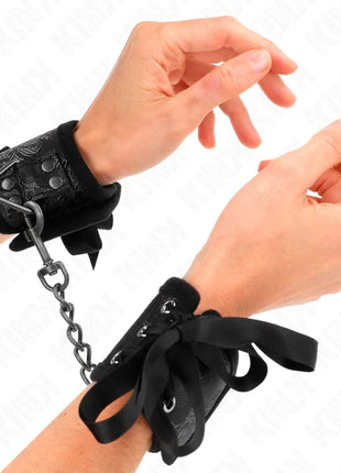 KINK - SCANDAL HANDGELENKSFESSELN SCHWARZE SPITZENDETAILS 24,5 CM X 6,5 CM
