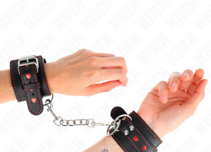 KINK - SCHWARZE HANDGELENKFESSELN MIT ROTER HERZEINLAGE VERSTELLBAR 21-28 CM X 5,5 CM