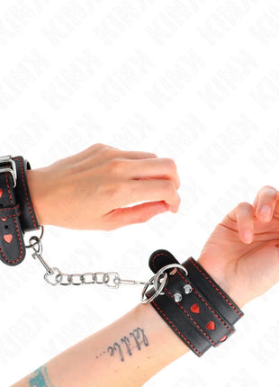 KINK - SCHWARZE HANDGELENKFESSELN MIT ROTER HERZEINLAGE VERSTELLBAR 21-28 CM X 5,5 CM
