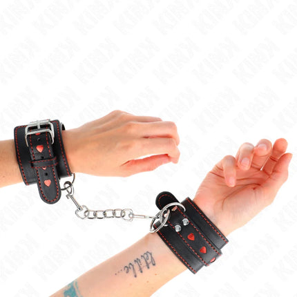 KINK - SCHWARZE HANDGELENKFESSELN MIT ROTER HERZEINLAGE VERSTELLBAR 21-28 CM X 5,5 CM