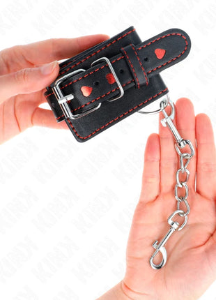 KINK - SCHWARZE HANDGELENKFESSELN MIT ROTER HERZEINLAGE VERSTELLBAR 21-28 CM X 5,5 CM