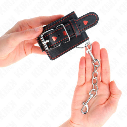 KINK - SCHWARZE HANDGELENKFESSELN MIT ROTER HERZEINLAGE VERSTELLBAR 21-28 CM X 5,5 CM