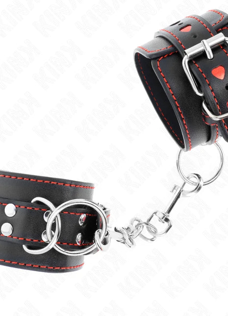 KINK - SCHWARZE HANDGELENKFESSELN MIT ROTER HERZEINLAGE VERSTELLBAR 21-28 CM X 5,5 CM