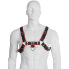 Schwarzer und roter leder kettenharness mit silbernen metallbeschlägen aus leder für den körper