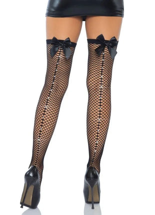 Schwarze netz oberschenkelhohe strümpfe von leg avenue mit glitzernden strasssteinen und dekorativen schleifen am oberen rand rückseite