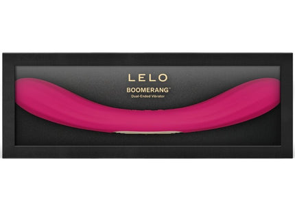 Ein lebendiger fuchsiafarbener lelo boomerang doppelender vibrator mit schlankem, gebogenem design und glatter silikonoberfläche