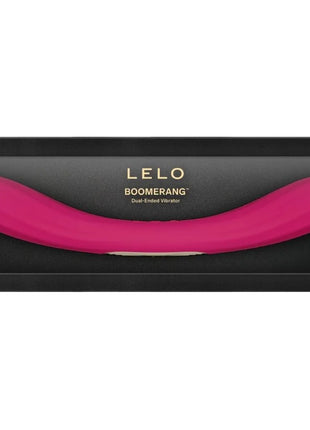 Ein lebendiger fuchsiafarbener lelo boomerang doppelender vibrator mit schlankem, gebogenem design und glatter silikonoberfläche