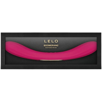 Ein lebendiger fuchsiafarbener lelo boomerang doppelender vibrator mit schlankem, gebogenem design und glatter silikonoberfläche