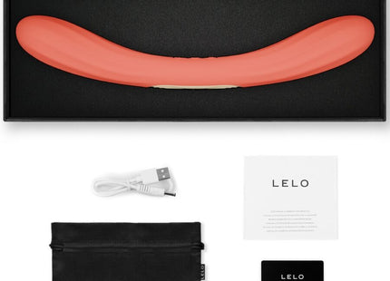 Korallenroter lelo boomerang doppelender vibrator mit glattem silikon und geschwungener form