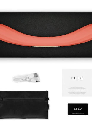 Korallenroter lelo boomerang doppelender vibrator mit glattem silikon und geschwungener form
