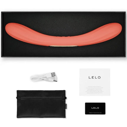 Korallenroter lelo boomerang doppelender vibrator mit glattem silikon und geschwungener form