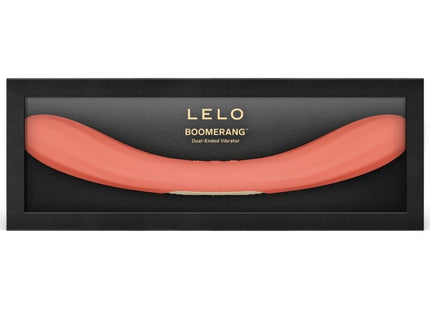 Coralfarbenes silicon doppelender vibrator lelo boomerang in schwarzer schachtel vorgestellt