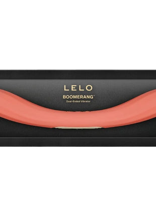 Coralfarbenes silicon doppelender vibrator lelo boomerang in schwarzer schachtel vorgestellt