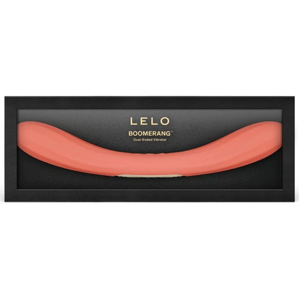 Coralfarbenes silicon doppelender vibrator lelo boomerang in schwarzer schachtel vorgestellt