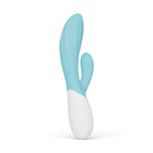 Ein lelo ina twist doppelvibrator in hellblau und weiß aus silikon mit geschwungener form für app steuerbare erlebnisse