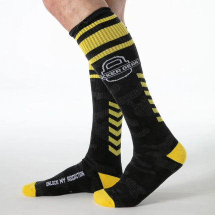 Locker gear kniehohe militärische socken in gelb mit camouflage muster und weißen logo in verschiedenen farben