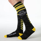 Locker gear kniehohe militärische socken in gelb mit camouflage muster und weißen logo in verschiedenen farben