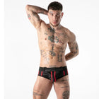 Locker gear jock brief aus schwarzem und rotem lackleder mit körpernaher passform und zentralem reißverschluss