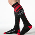 Locker gear rote militär-kniehohe socken in schwarz und rot mit bolden streifen und logo in verschiedenen farben