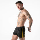 Locker gear schwarze shorts mit camouflage muster und drei gelben streifen an der seite kurz gelb s