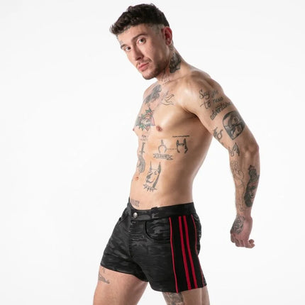 Locker gear schwarze camouflage shorts mit auffälligen roten vertikalstreifen an der seite
