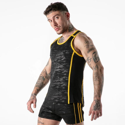 Locker gear tanktop in schwarz und gelb mit camouflage und markanten seitstreifen im inspirierten look