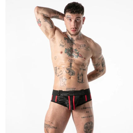 Locker gear jock brief in schwarzem und rotem patentleder mit zentralem reißverschluss und körpernaher passform