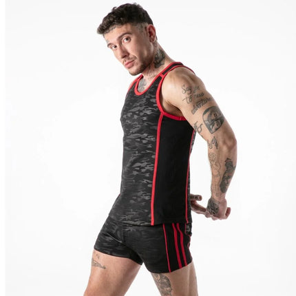 Locker gear tanktop und shorts im inspirierten look mit schwarzem und rotem camouflage in verschiedenen farben