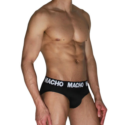 Schwarze herren briefs mit weißem macho logo band aus hochwertige material schmiegt sich dank anpassungsfähigen lycra-gewebes für hohen tragekomfort