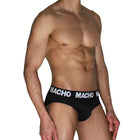 Schwarze machos herren briefs mit weißem logo und hochwertigem, anpassungsfähigem lycra-gewebe für hohen tragekomfort