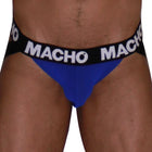Blaue macho briefs mit schwarzem bund und weißem macho schriftzug eng anliegende passform für männliche anatomie