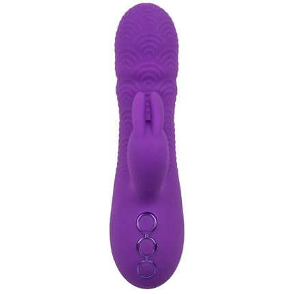 Lila silikon vibrator in form eines kaninchens mit wellenstruktur und drei runden bedientasten von manhattan beach marvel