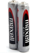 Zwei silberne maxell aaa zink-kohlenstoff batterien mit rotem und schwarzem branding im retraktilpaket
