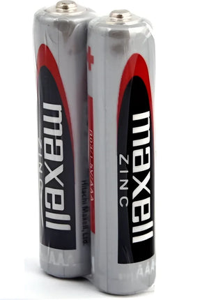 Zwei silberne maxell aaa zink-kohlenstoff batterien mit rotem und schwarzem branding im retraktilpaket