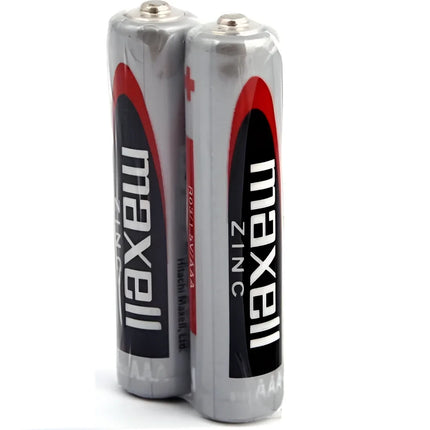 Zwei silberne maxell aaa zink-kohlenstoff batterien mit rotem und schwarzem branding im retraktilpaket
