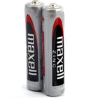 Zwei silberne maxell aaa zink-kohlenstoff batterien mit rotem und schwarzem branding im retraktilpaket