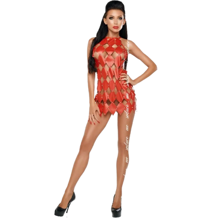 Rotes highneck minikleid aus glänzendem lederimitat mit auffälligem diamantmuster cutout auf dem rücken s/m