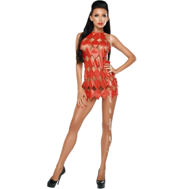 Rotes highneck minikleid aus glänzendem lederimitat mit auffälligem diamantmuster cutout auf dem rücken s/m