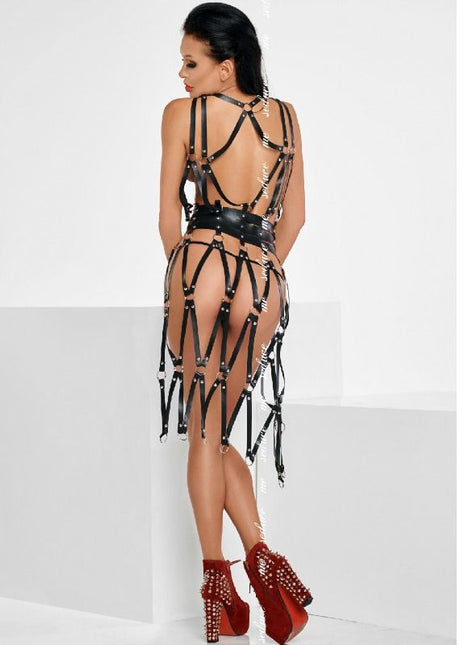 Schwarzes leder-harness-kleid mit silberner hardware und rot genoppte plateau-absatzschuhe von me-seduce