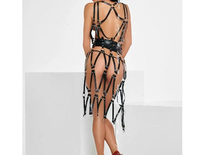 Schwarzes leder-harness-kleid mit silberner hardware und rot genoppte plateau-absatzschuhe von me-seduce