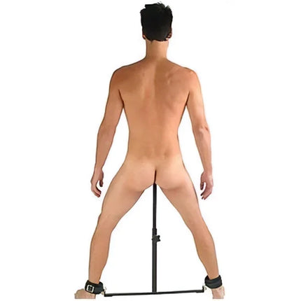 Schwarzer metall-halter mit verstellbaren beinen und gepolsterten fußfesseln für anale beschränkung