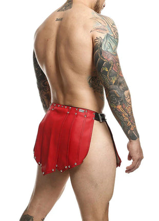 Rote ledershorts mit silbernen nieten und schwarzer gürtelschnalle in der mob dngeon roter romanda-rock einheitsgröße
