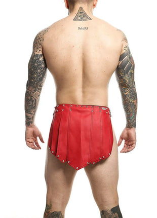 Rote leder shorts mit plissee design und silbernen nieten am saum mob dngeon roter romanda rock einheitsgröße