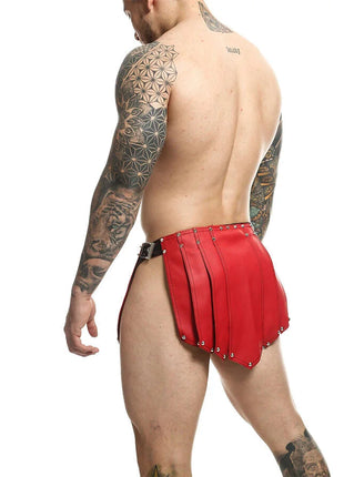 Rote lederrockhosen im kilt-stil mit silbernen nieten und schwarzem gürtel mob dngeon roter romanda-rock einheitsgröße